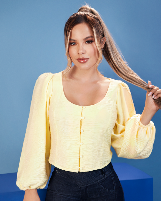 BLUSA ESCOTE OVALADO, MANGA LARGA, TELA RIGIDA APARIENCIA LINO, COLOR AMARILLO