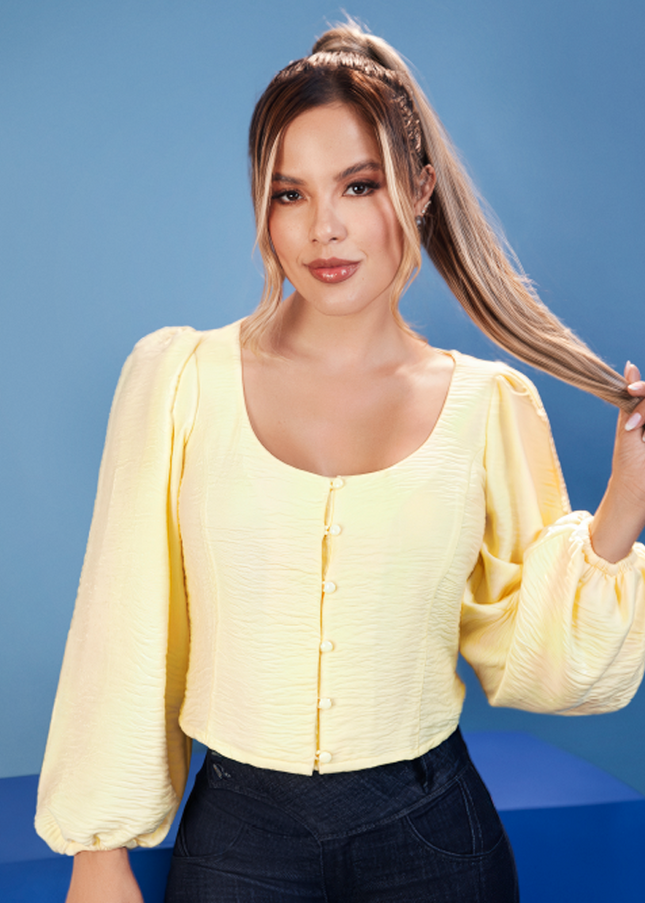 BLUSA ESCOTE OVALADO, MANGA LARGA, TELA RIGIDA APARIENCIA LINO, COLOR AMARILLO