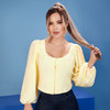 BLUSA ESCOTE OVALADO, MANGA LARGA, TELA RIGIDA APARIENCIA LINO, COLOR AMARILLO