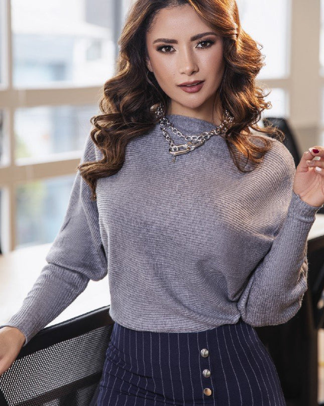SWETER MANGA LARGA, COLOR GRIS CLARO.
