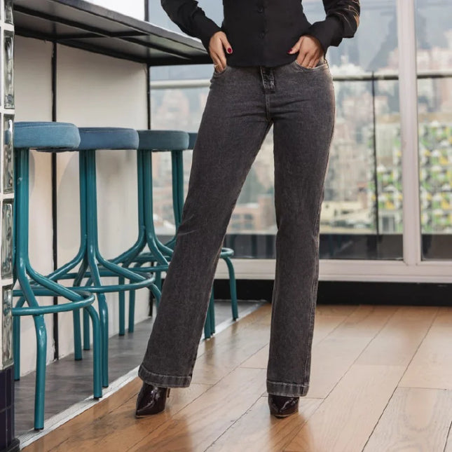 JEAN BOTA RECTA COLOR GRIS.