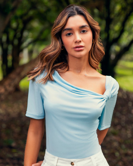 BLUSA ESCOTE ASIMÉTRICO COLOR AZUL CIELO
