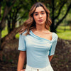BLUSA ESCOTE ASIMÉTRICO COLOR AZUL CIELO