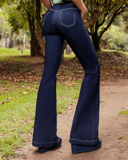JEANS TIRO ALTO SIN REALCE CON BOLSILLOS BOTA CAMPANA EN DENIM PREMIUM LICRADO