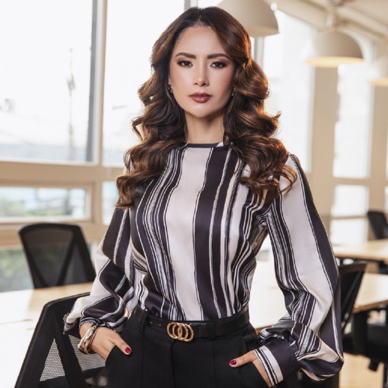 BLUSA CAMISERA ESTAMPADO RAYAS.